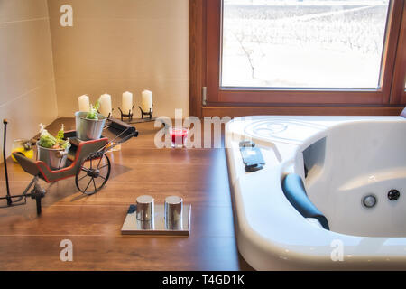 Home Decor: luxuriöse Badezimmer mit einem großen Whirlpool Stockfoto