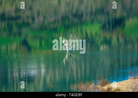 Blue Lake in Zahara de la Sierra, Provinz Cadiz, Andalusien, Spanien. Stockfoto