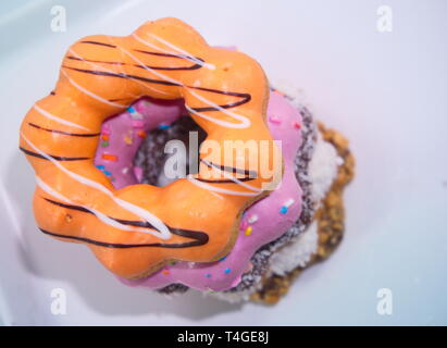 Die Mischung aus bunt süß Donuts auf einem weißen Hintergrund. Stockfoto