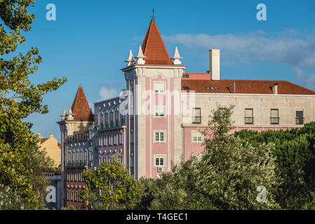 Gebäude an der Ecke der Avenida Sidonio Pais und Rua Engenheiro Canto Resende in Lissabon, Portugal Stockfoto