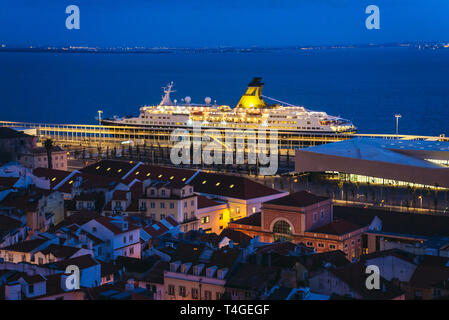 Blick vom Miradouro de Santa Luzia Aussichtspunkt im Stadtzentrum von Lissabon, Portugal mit Saga Pearl II Kreuzfahrtschiff Stockfoto