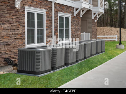Moderne Klimaanlage und Heizung oder Wärmepumpen, in Wohnungen und Apartments ohne zentrale Klimaanlage verwendet Stockfoto