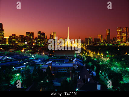 Australien. Melbourne. Blick auf die Stadt bei Sonnenuntergang mit Arts Center Turm. Stockfoto