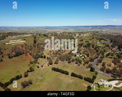 Luftaufnahme der regionalen Land Stadt von Bathurst vom Mount Panorama home Australiens berühmteste Motor Car Rennen. Bathurst ist der Cent entfernt Stockfoto