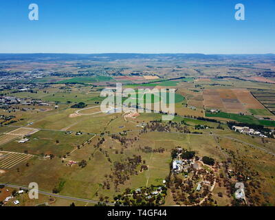 Luftaufnahme der regionalen Land Stadt von Bathurst vom Mount Panorama home Australiens berühmteste Motor Car Rennen. Bathurst ist der Cent entfernt Stockfoto