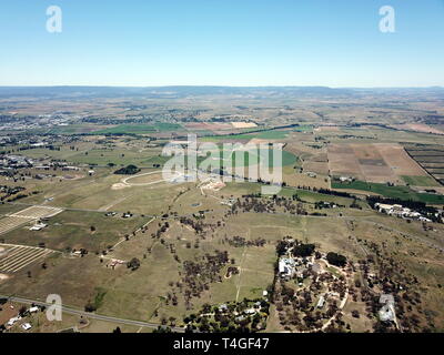 Luftaufnahme der regionalen Land Stadt von Bathurst vom Mount Panorama home Australiens berühmteste Motor Car Rennen. Bathurst ist der Cent entfernt Stockfoto