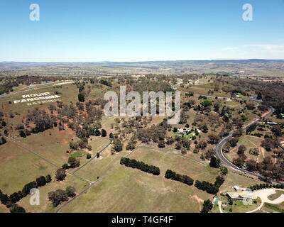 Luftaufnahme der regionalen Land Stadt von Bathurst vom Mount Panorama home Australiens berühmteste Motor Car Rennen. Bathurst ist der Cent entfernt Stockfoto