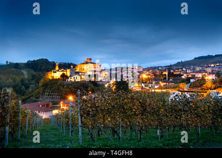 Kleine Stadt Barolo zwischen Hügeln und grünen Weinberge im Piemont, Norditalien. Stockfoto