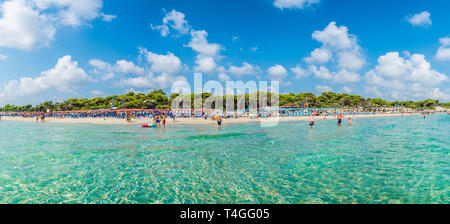 Alimini Grande, unglaublich türkisfarbenen Wasser und Sandstränden von Apulien, Salento Küste, Italien Stockfoto