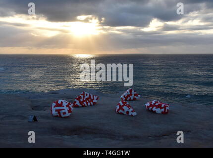 Sydney, Australien - 27.Oktober 2018. Wendelin Pressl: Orientierungshilfe. Skulptur am Meer entlang der Bondi, Coogee Spaziergang entlang der Küste ist der weltweit grössten Stockfoto