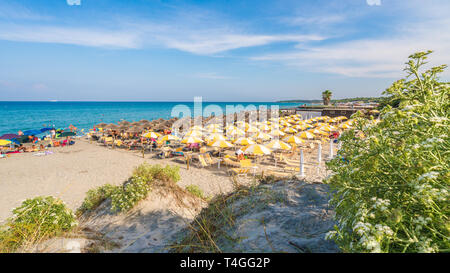 Otranto, Italien - 20 Juli 2017: Alimini Grande, unglaublich türkisfarbenen Wasser und Sandstränden von Apulien, Salento Küste, Italien Stockfoto