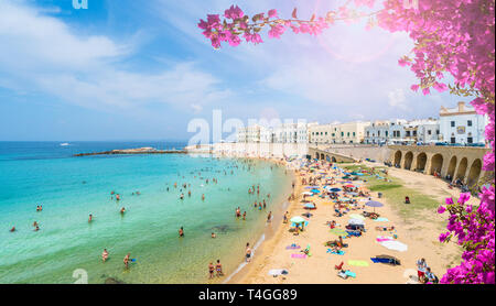 Gallipoli, Italien - Juli 23, 2016: Strand von dem historischen Zentrum von Gallipoli, Apulien, Süditalien Stockfoto