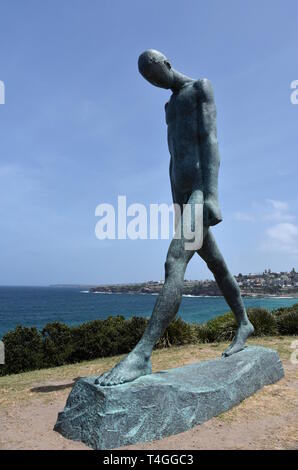 Sydney, Australien - Nov 4, 2018. Wei Wang: Wandern. Skulptur am Meer entlang der Bondi, Coogee Spaziergang entlang der Küste ist der weltweit größte frei der Publi Stockfoto