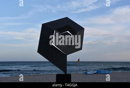 Sydney, Australien - Oct 23, 2018. Fatih Semiz: Neugierig Traum eines Architekten. Skulptur am Meer entlang der Bondi, Coogee Spaziergang entlang der Küste ist die Welt Stockfoto