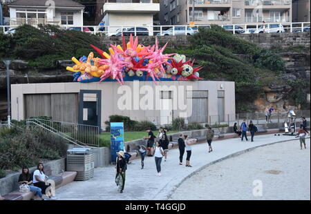 Sydney, Australien - Oct 23, 2018. Goldberg Aberline Studio (GAS): Mikrokosmos. Skulptur am Meer entlang der Bondi, Coogee Spaziergang entlang der Küste ist die Welt Stockfoto