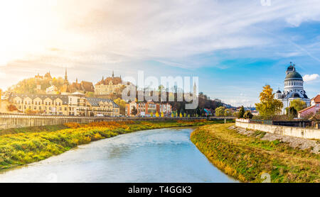 Landschaft mit Tarnava Mare Fluss und die mittelalterliche Festung Sighisoara, Siebenbürgen, Rumänien Stockfoto