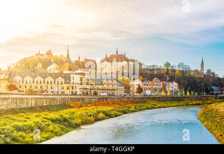 Landschaft mit Tarnava Mare Fluss und die mittelalterliche Festung Sighisoara, Siebenbürgen, Rumänien Stockfoto