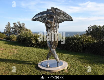 Sydney, Australien - Oct 23, 2018. Andrew Rogers: Umarmung. Skulptur am Meer entlang der Bondi, Coogee Spaziergang entlang der Küste ist der weltweit größte frei Stockfoto