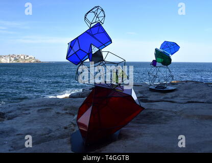 Sydney, Australien - Oct 23, 2018. Alessandra Rossi: Cairn. Skulptur am Meer entlang der Bondi, Coogee Spaziergang entlang der Küste ist der weltweit größte frei. Stockfoto