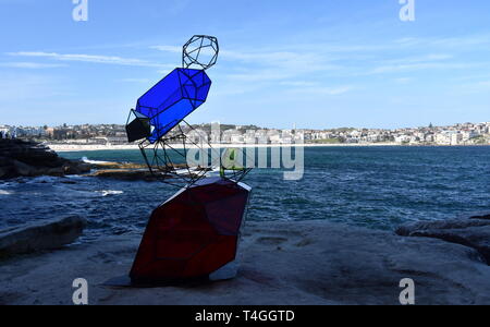 Sydney, Australien - Oct 23, 2018. Alessandra Rossi: Cairn. Skulptur am Meer entlang der Bondi, Coogee Spaziergang entlang der Küste ist der weltweit größte frei. Stockfoto