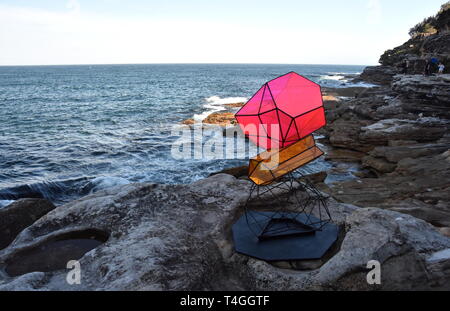 Sydney, Australien - Oct 23, 2018. Alessandra Rossi: Cairn. Skulptur am Meer entlang der Bondi, Coogee Spaziergang entlang der Küste ist der weltweit größte frei. Stockfoto