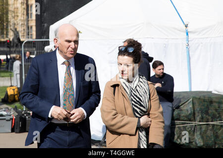 Westminster, London, Großbritannien. 11. April 2019. (L und R) Vince Cable, der Chef der Liberaldemokratischen Partei, Wanderungen mit einem Assistenten in College Green gegenüber Stockfoto