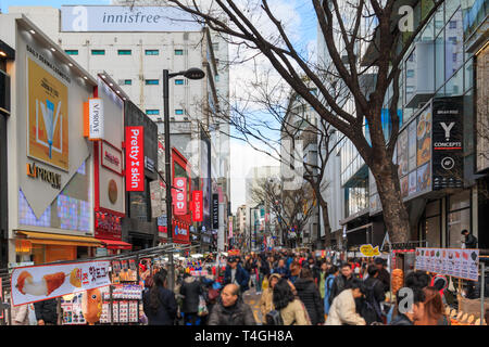 Seoul, Südkorea - Mar 30, 2019: die Menschen gehen auf belebten Myeongdong Straße, einer der beliebtesten Touristen Destination in Seoul. Stockfoto