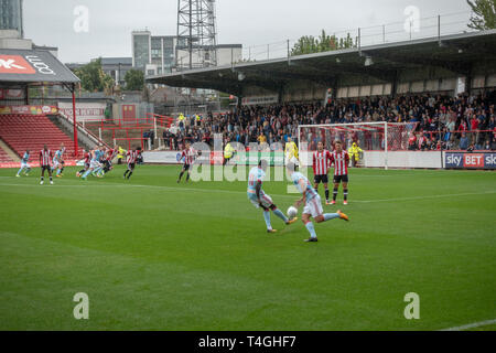 Ein Freistoß in der Vorsaison freundliches Spiel zwischen Celta Vigo und Brentford bei Griffin Park, Brentford, London, UK. Stockfoto