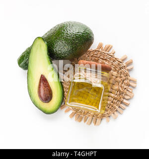 Avocado und Öl in kleinen Flasche Stockfoto