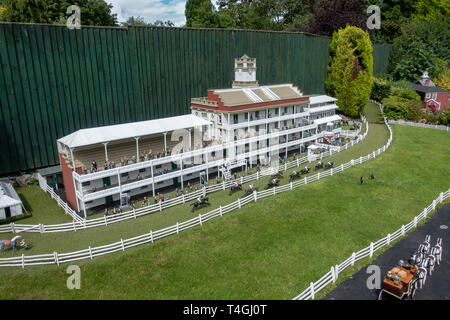 Miniatur Rennstrecke stand in der Bekonscot Model Village, Beaconsfield, Buckinghamshire, Großbritannien Stockfoto