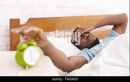 Hand ausschalten Wecker aufwachen am Morgen Stockfoto