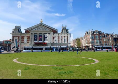 Amsterdam, Niederlande, April 2019; Museumplein und die Konzerthalle auf einem hellen Frühlingstag. Stockfoto