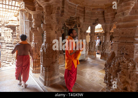 Heilige Männer in Chandraprabhu Jain Tempel Jaisalmer, Rajasthan, Indien Stockfoto