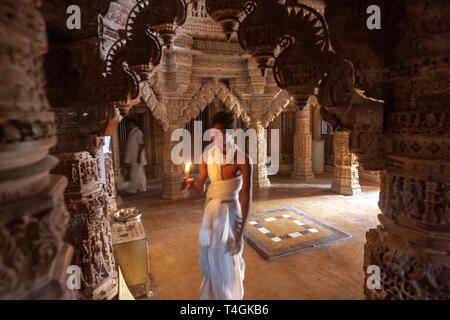 Heiliger Mann in Chandraprabhu Jain Tempel Jaisalmer, Rajasthan, Indien Stockfoto