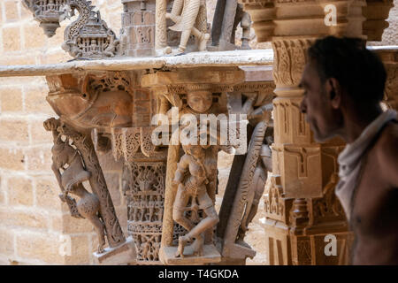 Heiliger Mann mit geschnitzten Steinfiguren in Chandraprabhu Jain Tempel Jaisalmer, Rajasthan, Indien Stockfoto