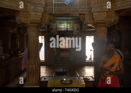 Heiliger Mann in der Nähe eines Idols in Chandraprabhu Jain Tempel Jaisalmer, Rajasthan, Indien Stockfoto