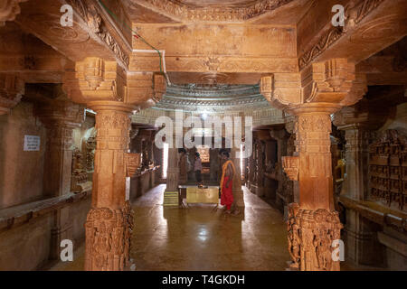 Heiliger Mann in der Nähe eines Idols in Chandraprabhu Jain Tempel Jaisalmer, Rajasthan, Indien Stockfoto