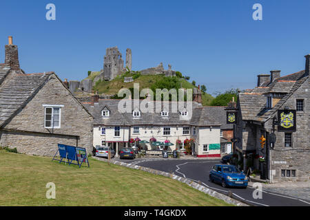 Blick von der St. Edward's Kirche zu Corfe Castle in Corfe Castle, Dorset, Großbritannien. Stockfoto