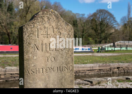 Stein Wegweiser zu Ashton Kreuzung auf dem Gipfel Wald Canal an Bugsworth Becken, Whaley Bridge, Derbyshire, England. Stockfoto