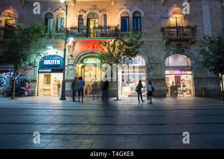 JERUSALEM, Israel - 1. JUNI 2015: Jaffa Straße ist eine der längsten und ältesten Hauptstraßen in Jerusalem. Stockfoto