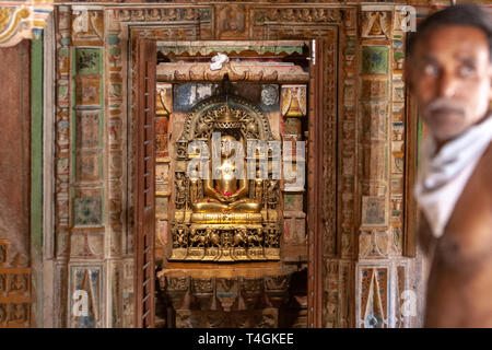 Heiliger Mann in der Nähe eines Idols in Chandraprabhu Jain Tempel Jaisalmer, Rajasthan, Indien Stockfoto