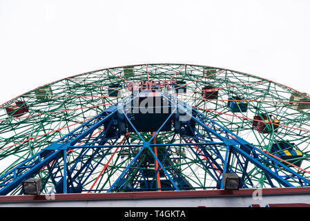 New York City, USA - 30. Juli 2018: Wonder Wheel im Luna Park Vergnügungspark auf Sommer in Coney Island Beach, Brooklyn, New York City, USA Stockfoto