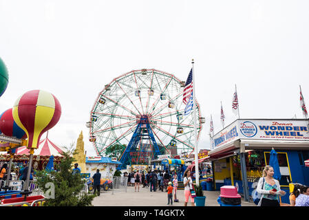 New York City, USA - 30. Juli 2018: Wonder Wheel im Luna Park Vergnügungspark auf Sommer mit Menschen um in Coney Island Beach, Brooklyn, New Yor Stockfoto