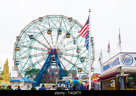 New York City, USA - 30. Juli 2018: Wonder Wheel im Luna Park Vergnügungspark auf Sommer mit Menschen um in Coney Island Beach, Brooklyn, New Yor Stockfoto