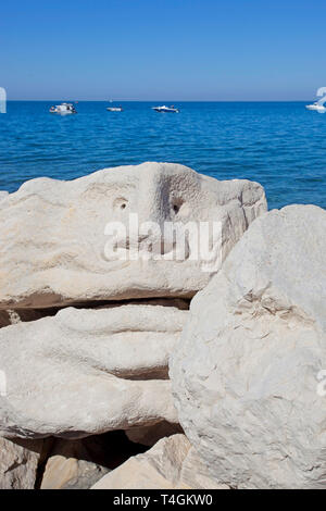 Große gehauen in Felsen auf einem Pier Stockfoto