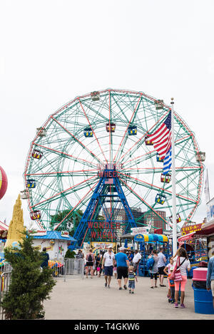 New York City, USA - 30. Juli 2018: Wonder Wheel im Luna Park Vergnügungspark auf Sommer mit Menschen um in Coney Island Beach, Brooklyn, New Yor Stockfoto