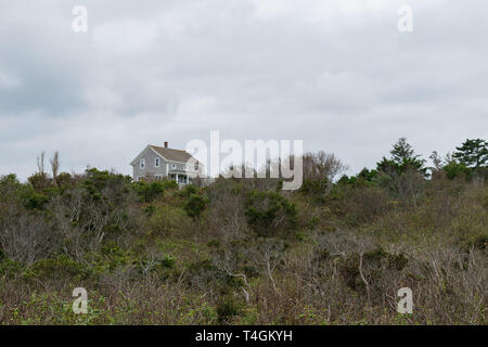 Einsames Haus an der oberen Kante eines grünen herbstliche Hill Seite, Block Island, Rhode Island Stockfoto