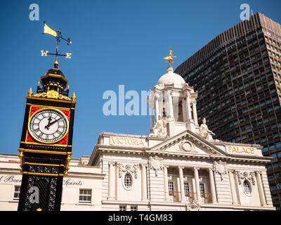 Wenig Ben, mit Victoria Palace Theatre, Westminster, London, England, UK, GB. Stockfoto