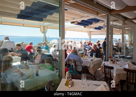 Gönner Mittagessen in einem Restaurant in Piran aus eine schöne Aussicht auf das Meer, Slowenien. Stockfoto