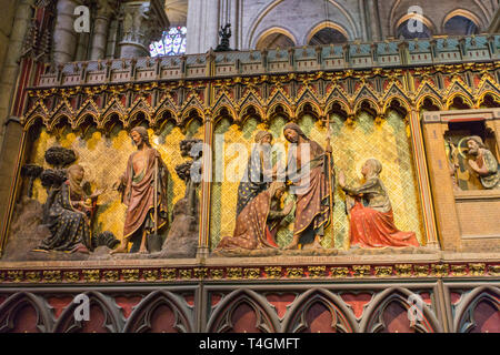 Interieur Skulpturen aus Holz, die Szenen des Christentums Geschichte, in Notre Dame de Paris Kathedrale vor 2019 Feuer Stockfoto